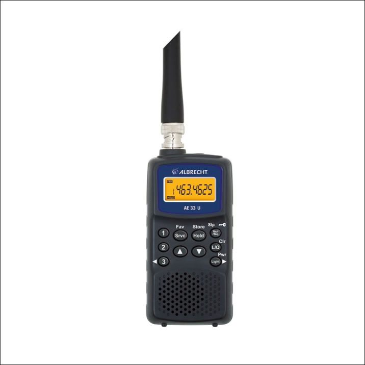 Een draagbare Albrecht luchtvaartradio met een antenne, een geel verlicht scherm en meerdere knoppen aan de voorkant.